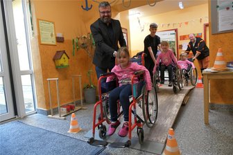 Zethauer Kita ist barrierefrei - Im Christlichen Kinderhaus „Ankerplatz“ in Zethau konnten sich die Kinder am Tag der Inklusion am Montag an verschiedenen Stationen in die Lage von Menschen mit Handycap versetzen. Im Bild Elene mit Bürgermeister Michael Wiezorek, Lena mit Konrad Schmieder und Lucy mit Matthias Kipke.