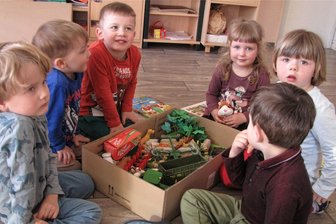 Zettlitz peilt Erhöhung von Elternbeiträgen an - Jonas, Valentin, Erwin, Lene, Jola und Ansgar (v. l.) schauen sich die Schatzkiste zum Thema Bauernhof an. In der Kiste verstecken sich etwa Katze Minka und andere Tiere, dazu Heuwender und ein Pflug.