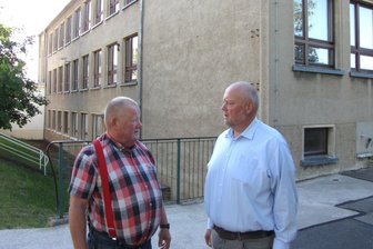 Zettlitz ringt um Ideen für die Zukunft alter Mittelschule - Thomas Arnold (l.) und Gemeinderat Friedrich Häber vor der einstigen Mittelschule.
