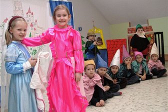 Zettlitzer und Seelitzer Kitas wollen sich unterstützen - Nicht nur Ella (l.) und Sophia mögen es, sich zu verkleiden. Die Theateraufführungen sind beliebt in der Zettlitzer Kita "Sonnenschein". 