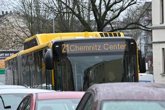 Zeuge beobachtet Tat in Chemnitzer Bus: Wer hat wen ausgeraubt? - Im Bus der Linie 21 soll sich am Montagabend ein Raub ereignet haben.