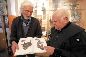 Zeugen des Bergbaus der Region Freiberg: Wie ein Buch alte Vermessungstechnik bewahrt - Jörgen Schütze (r.) und Fotograf Bernd Torchala betrachten ihr gemeinsam gestaltetes Buch.