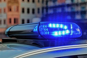 Zeugen gesucht: Einbrecher stehlen Fahrräder aus Kellern - Auf einem Polizeiwagen leuchtet Blaulicht. Foto: Monika Skolimowska/dpa