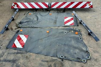 Zeugen gesucht: Fahrschutz von Erntemaschine verschwunden - Dieser Fahrschutz für einen Maishäcksler wird gesucht.