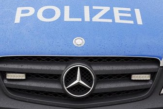 Zeugen gesucht: Junger Mann schlägt Frau an Haltestelle -