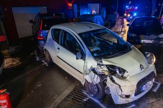 Zeugen gesucht: Unbekannter verursacht Unfall mit Schwerverletzter in Hartenstein und flüchtet - Mit dem Heck voran wurde eine Citroën-Fahrerin gegen einen geparkten Kia im Ortsteil Zschocken geschleudert.