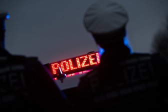 Zeugen hatten sie beobachtet: Polizei erwischt Garagen-Diebe im Vogtland - Zwei mutmaßliche Diebe wurde am Samstagabend in Klingenthal geschnappt.