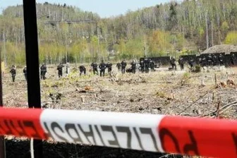 Zeugen sprechen über Mobbing an späterem Mordopfer - Bereitschaftspolizisten bildeten eine Postenkette und suchten das Gelände des ehemaligen Güterbahnhofs nach Beweismitteln ab.