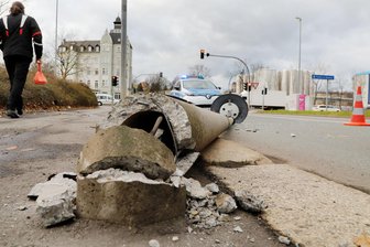 Zeugenberichte: Laster fährt Laterne um - Offenbar wurde die Laterne an der Georgstraße von einem Laster umgefahren.