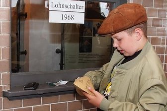 Zeugnis der Inflation: Ein Gehaltsbuch aus den 1920ern - Max Mühlhaus, der 2011 als Mitglied des Kinderklubs an der Ausstellung "Lohntag im Schacht" mitgewirkt hat. Unten: ein Auszug aus dem Gehaltsbuch von Paul Schubert.