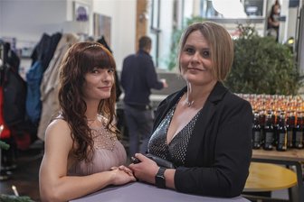 Zeugnisübergabe bei der letzten Altenpfleger-Klasse Deutschlands - Christin Erdmann und Kristin Siegel sind jetzt examinierte Altenpfleger. Sie haben ihre Ausbildung kurz vor der Gesetzesnovelle begonnen.