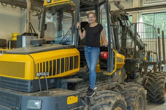 Zeugnisübergabe in Bad Reiboldsgrün: Junge Forstfachleute können in den Beruf starten - Ashley Fritzsch - hier auf einem Harvester, einer großen Forstmaschine - mag die körperliche Arbeit an der frischen Luft.