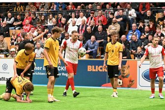 ZEV-Hallenmasters in Zwickau: Bissige Dynamo-Bubis ärgern den FSV – CFC doppelt enttäuscht - Im Finale siegte Dynamos U21-Team gegen Gastgeber FSV Zwickau, zum Leidwesen von Oliver Fobassam (Mitte).