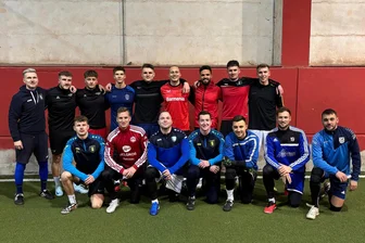 ZEV-Hallenmasters: Wie sich die Fußballer der Westsachsenauswahl auf Chemnitzer FC, VFC Plauen, FSV Zwickau und Co. vorbereiten - Die Westsachsenauswahl unter der Leitung von Trainer Jens Haprich (hinten links) ist heiß auf das ZEV-Hallenmasters am Samstag in Zwickau. Fritz Gerisch vom Ebersbrunner SV (hinten, 3. von links) versprüht Zuversicht.