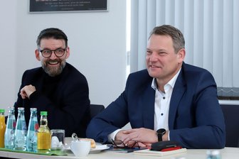 ZEV kündigt Preissenkung an: So viel sparen Zwickauer Strom- und Gaskunden ab Januar 2026 - Preise sinken: Die Geschäftsführer André Hentschel (r.) und Dominik Wirth haben gut lachen.
