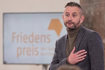 "Zhadan begeistert uns": Ukrainischer Autor mit Friedenspreis geehrt - Serhij Zhadan, ukrainischer Schriftsteller und Musiker, nach seiner Rede zur Verleihung des Friedenspreis des Deutschen Buchhandels in der Frankfurter Paulskirche.