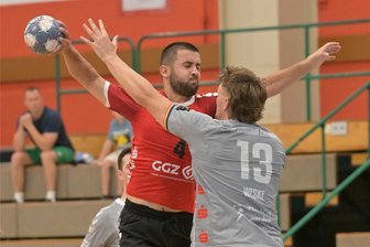 ZHC Grubenlampe macht ersten Saisonsieg schon in Halbzeit 1 klar - Mit zehn Toren hatte Stefan Talevski - im Foto im Heimspiel in der Vorwoche - am Samstag großen Anteil am Sieg des ZHC.