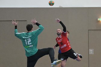 ZHC Grubenlampe: Mit ganz viel Routine zum Kantersieg in der Handball-Oberliga - Grubenlampe-Spieler Revaz Chanturia (im roten Trikot) streute bei seinen zehn Toren am Samstag auch mal einen Heber mit ein.