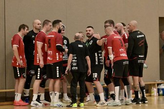 ZHC Grubenlampe: So gelang im Sachsenpokal der Handballer die Revanche gegen den EHV Aue II - Die Oberliga-Handballer des ZHC Grubenlampe um Trainer Alex Musteata (Mitte) sind in die zweite Sachsenpokalrunde eingezogen.