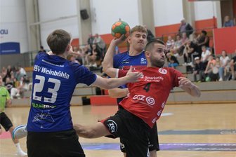 ZHC Grubenlampe: Trainer lobt Mini-Team für Punktgewinn - Stefan Talevski (rotes Trikot) steuerte diesmal sieben Tore für den ZHC bei. Das Foto entstand in der Vorwoche beim Heimsieg gegen Weinböhla.