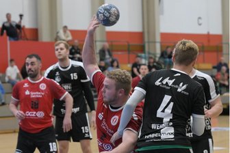 ZHC Grubenlampe: Warum die erste Saisonniederlage eine unglückliche war - Kevin Luca Günther (am Ball) erzielte am Samstag für den ZHC Grubenlampe drei Tore im Heimspiel gegen Hoyerswerda.