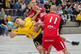 ZHC macht's Vogtländern vor der Pause zu leicht - Der Oberlosaer Florian Wokan (gelbes Trikot) behauptet sich hier gegen die Zwickauer Bennet Ketterl und Thomas Heidrich. 