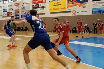 ZHC verliert Westsachsenderby klar - Aufsteiger ZHC Grubenlampe - hier mit John Kretzschmar (re.) gegen HC-Spieler Lukas Zauber (am Ball) - unterlag im Derby deutlich.