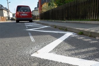 Zickzacklinie auf Straße in Rotschau sorgt für Diskussionen - Die frisch aufgetragene Zickzacklinie in der Flurstraße.
