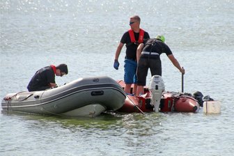 Ziegel, Kompost, Bodenschätze: Wonach die TU Bergakademie Freiberg im Hüttenteich bei Berthelsdorf sucht - Das Geowid-Team um Richard Stanulla (M.) bei der Arbeit auf dem Hüttenteich.