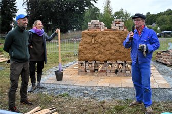 Ziegelbrennen an der Göltzschtalbrücke: Studenten aus Weimar erhalten Tipps vom letzten Ziegler der Region - Christian Stiesch (r.), hier mit Hinnerk Utermann und Maria Frölich-Kulik von der Uni Weimar, erläutert den Prozess des Ziegelbrennens im Meiler.