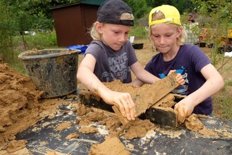 Ziegelbrennfest steigt am Samstag in Mylau - Die im Juli in Mylau von Weimarer Studenten und Ferienkindern geformten Lehmziegel werden am Samstag gebrannt.