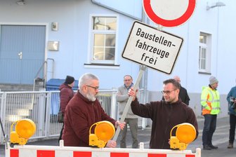 Ziegelstraße in Wilkau-Haßlau nach langer Bauzeit wieder befahrbar - Bürgermeister Stefan Feustel und der Bauleiter packten beim Abbau der Sperrung mit an.