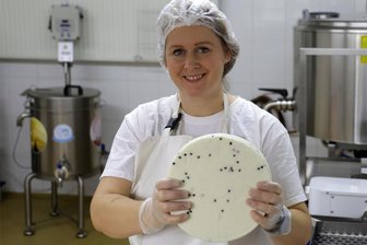 Ziegenkäse aus Kuhschnappel: Sortiment reicht von Joghurt bis Camembert - In der kleinen Hofkäserei am Ziegenhof Winter hat Sandra Winter den Hut auf. Hier stellt die Landwirtin ein breites Sortiment von Kirschjoghurt bis Ziegenschnittkäse für den eigenen Hofladen her.