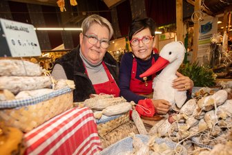 Ziegenwurst, Marillenschnaps und Pilzpuffer: Was der Europäische Bauernmarkt 2025 im Vogtland bietet - Veronique und Sonja Ebert aus dem Elsaß in Frankreich boten voriges Jahr einen der schönsten Stände auf dem Bauernmarkt.