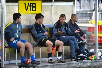 Zieht beim VfB Auerbach eine Unwetterfront auf? - Auerbachs Coach Sven Köhler (Zweiter von rechts) mit Erklärungsversuchen, hier unmittelbar nach dem Abpfiff der Partie gegen Rudolstadt. Foto: Joachim Thoß