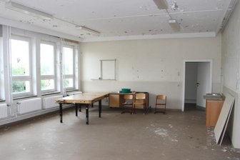 Zieht in die Coschützer Schule wieder Leben ein? - Seit 2007 steht die Schule im Elsterberger Ortsteil Coschütz leer. Nun öffnet sie zu einem Tag der offenen Tür. Ob die Elsterberger Grundschule dort einzieht, ist noch unklar.