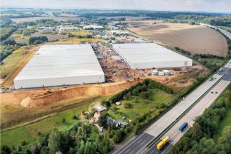 Zieht Lidl ins Logistikzentrum an der A 4 bei Hainichen? - Blick auf das Logistikzentrum Mittelsachsen in Hainichen. Die insgesamt sieben Hallen, jede ist 10.000 Quadratmeter groß, liegen unmittelbar an der Autobahn A 4 und der Bundesstraße B 169.