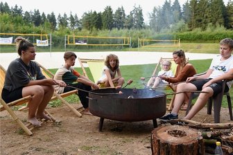 Ziel der Jugendarbeit in Adorf und Bad Elster: Vertrauen gewinnen - Jugendliche aus dem oberen Vogtland haben auf dem Beachvolleyballplatz des ESV Lok Adorf an einem Feriencamp teilgenommen. Dazu gehörte auch das eigenständige Zubereiten der Verpflegung. 