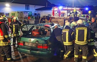 Ziel erfüllt bei erster gemeinsamer Übung - Aufgabe der Feuerwehren aus Steinpleis und Fraureuth war das Bergen verletzter und eingeklemmter Personen mit verschiedenen Techniken.