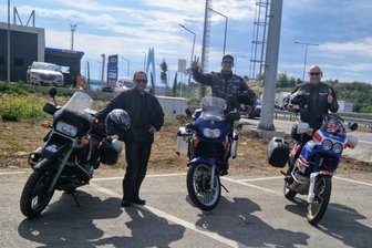 Ziel erreicht: Die drei Oelsnitzer Motorrad-Abenteurer sind in Asien eingetroffen - Nach rund 3000 Kilometern am Ziel in Istanbul. Von links: Bernard Bauer, Stefan Weber und Tino Meinel.