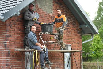 Ziel erreicht: Geringswalder Bahnhof wird zum Bikertreff - Der Bikertreff ist fast fertig. Hendrik Fischer, Udo Nestler und Frank Wagenbichler (v. l.) verfugten die Westwand am Gebäude.