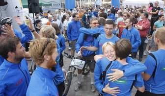 Ziel lässt alle Strapazen vergessen - 
              <p class="artikelinhalt">4000 Kilometer rund um Deutschland sind geschafft: Nach dem Zieleinlauf auf dem Neumarkt lagen sich die Läufer der TU Chemnitz am Dienstagnachmittag minutenlang mit Freunden und Angehörigen in den Armen.</p>
            
