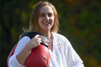 Ziel Olympia - Maxi boxt sich durch - Jung, attraktiv, schlagkräftig - das ist Maxi Klötzer. Das Lieblingsgericht der 18-Jährigen sind Rippchen. Probleme, auf ihr Wettkampfgewicht kommen, kennt sie nicht. Alles eine Frage der Disziplin. 