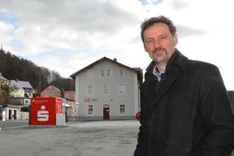 Ziel: So viele Bauvorhaben wie möglich umsetzen - Das Foto zeigt Jens Haustein auf dem noch unbefestigten Parkplatzbau vor dem Scharfensteiner Bahnhof. Dieses Jahr will die Gemeinde den Platz pflastern und mit Bitumen ausbauen. Kosten: 460.000 Euro.