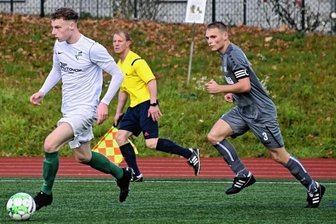 Ziel: Über dem Strich überwintern - Tommy Barthold (l.), hier gegen Oberlungwitz, glänzt bei den Tannen bislang vor allem als Vorbereiter.