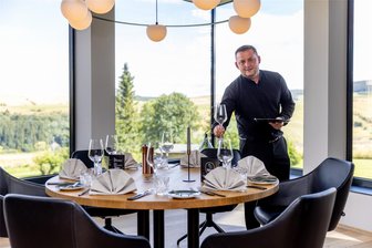 Ziele für Feinschmecker im Erzgebirge: Diese Restaurants bieten gehobene Küche - Im „Mamazita“ lässt sich der Ausblick vom Fichtelberg mit guter Küche kombinieren.