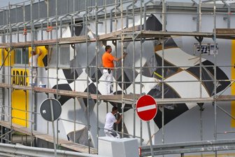 Zielflagge ziert Pressezentrum -