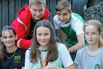 Zielsicher bei der Talentsuche - Lana Lippold, Lilly Lange, Anna Schlesinger (v. v. l.) sowie Finn Paul und Luca Zaharanski (h. v. l.) vertraten den Schützenverein Pöhla diese Saison bei der Deutschen Meisterschaft in München.