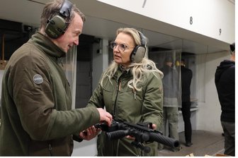Zielsicher und schlagkräftig: Boxerinnen aus dem Erzgebirge wagen sich an den Schießstand - Andy Zimmermann vom Schützenverein Schwarzenberg erläutert Boxerin Sandy Wolf von der SG Neuwelt eine Langwaffe.