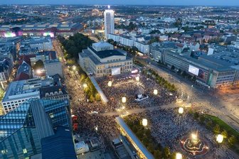 Zielten Polizisten zum Lichtfest in die Menge? -